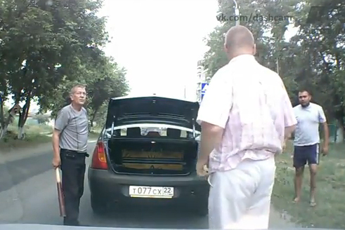 Parece ser que en Rusia es habitual ir con bates y hachas en el coche