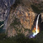 Una cascada en el Parque Nacional Yosemite se convierte en una hermosa fuente de color
