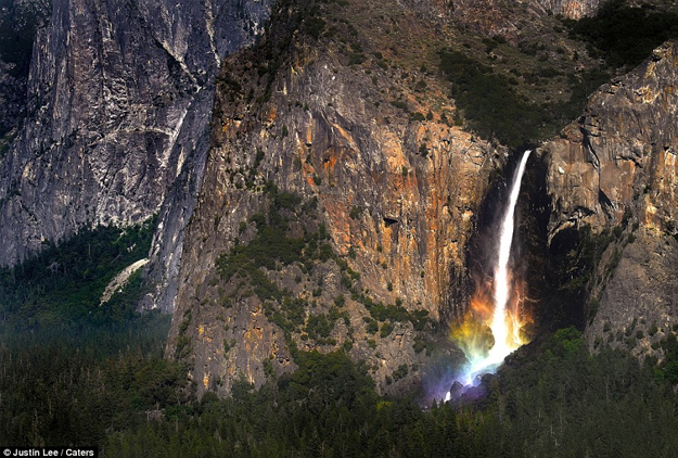 Una cascada en el Parque Nacional Yosemite se convierte en una hermosa fuente de color