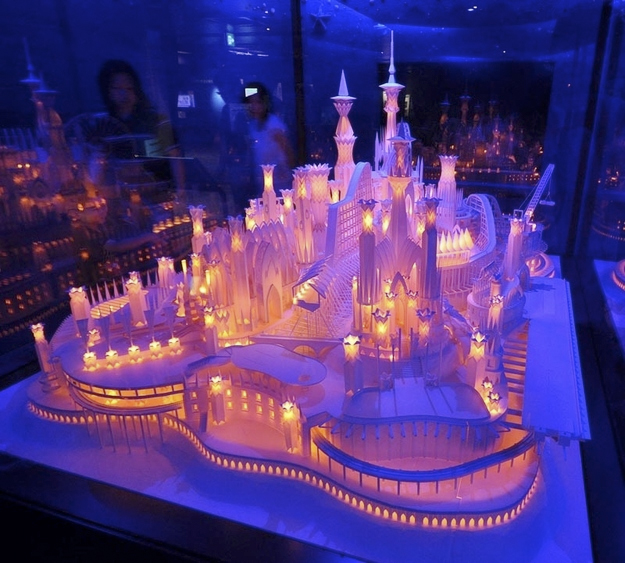 Impresionante castillo hecho de papel