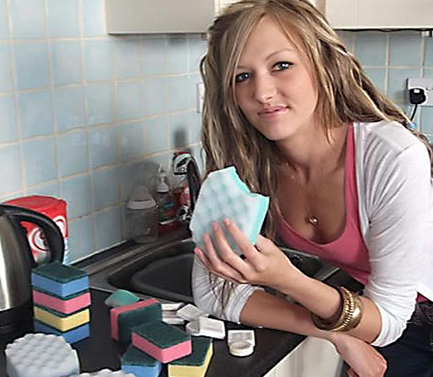 Una chica de 21 años es adicta a comer esponjas y pastillas de jabón