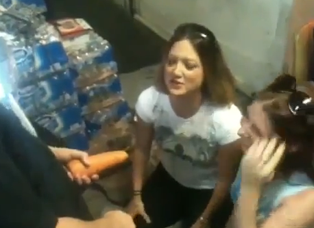 Dos chicas y una zanahoria