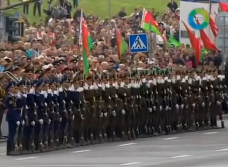 Impresionante desfile militar en Bielorusia con efecto dominó