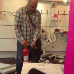 Un cliente descontento entra en una tienda de T-Mobile en Manchester y la destroza