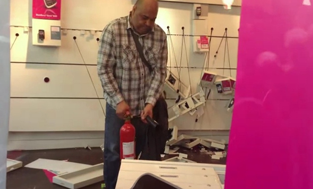 Un cliente descontento entra en una tienda de T-Mobile en Manchester y la destroza