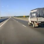 Una pieza del coche que acaba de sufrir un accidente atraviesa la luna de un vehículo del carril contrario