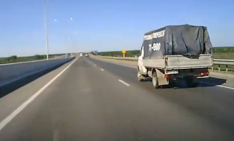 Una pieza del coche que acaba de sufrir un accidente atraviesa la luna de un vehículo del carril contrario