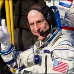 Donald Pettit: Explotando globos de agua en el espacio