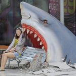 Un enorme tiburón comiéndose un banco