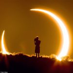 Impresionante instantánea de un niño viendo un eclipse siendo fotografiado a 2.3 km de distancia