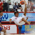 Golazo de chilena de Amarelle en un partido de fútbol playa contra Ucrania