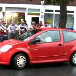 Hinchas alemanes borrachos celebran que una mujer ha aparcado bien el coche