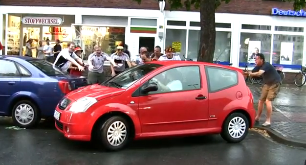 Hinchas alemanes borrachos celebran que una mujer ha aparcado bien el coche