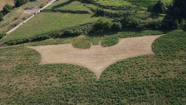 Aparece un enorme logo de Batman en un campo de Barcelona