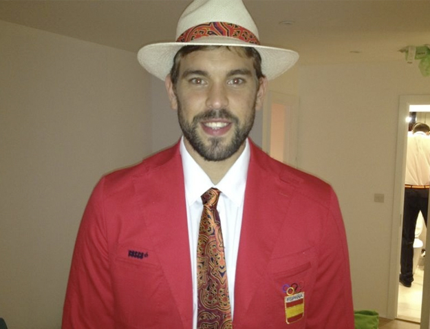 Marc Gasol sube una foto a Twitter ¿de su hermano meando?