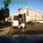 Una mujer cae de una furgoneta en marcha al pillar un bache