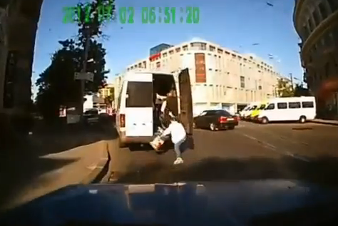 Una mujer cae de una furgoneta en marcha al pillar un bache