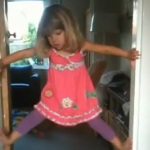 A una niña de 3 años le encanta escalar los marcos de las puertas