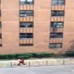 Una niña de 7 años cae desde el tercer piso y sale ilesa gracias a un hombre que la salvó
