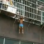 Rescatan a un niño que colgaba de una ventana con la cabeza atascada