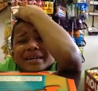Reacción de un niño al ser pillado robando en una tienda