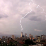 Tres rayos caen sobre los tres edificios más altos de Chicago al mismo tiempo