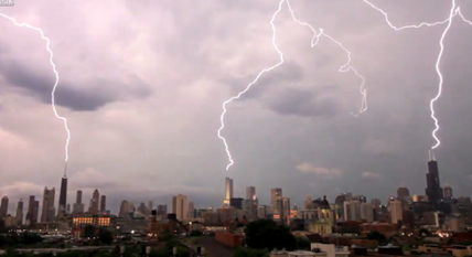 Tres rayos caen sobre los tres edificios más altos de Chicago al mismo tiempo