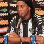 Ronaldinho pierde su contrato de 600.000 euros anuales con Coca-Cola por 'beber' Pepsi