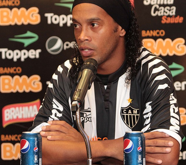 Ronaldinho pierde su contrato de 600.000 euros anuales con Coca-Cola por 'beber' Pepsi