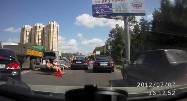 Así es como esperan a la policía en Rusia después de un pequeño accidente de tráfico