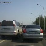 Dos conductores rusos enfrentados en la carretera