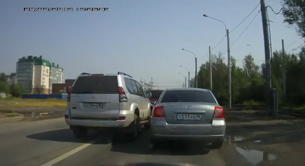 Dos conductores rusos enfrentados en la carretera