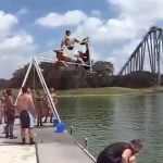 Este es el uso que le dan los rusos a los columpios en verano