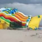 ¿Hay algo peor que una sombrilla descontrolada en la playa un día de viento?. Si, un enorme tobogán inflable