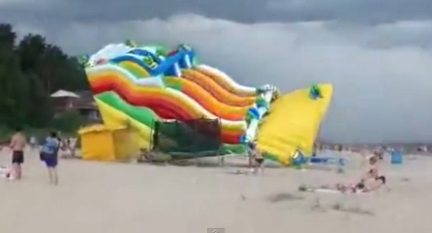 ¿Hay algo peor que una sombrilla descontrolada en la playa un día de viento?. Si, un enorme tobogán inflable