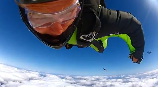 Wingsuit: Hombres volando como pájaros a 225 km/h