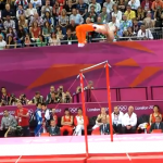 Impresionante actuación de Epke Zonderland en barra fija desafiando a la gravedad