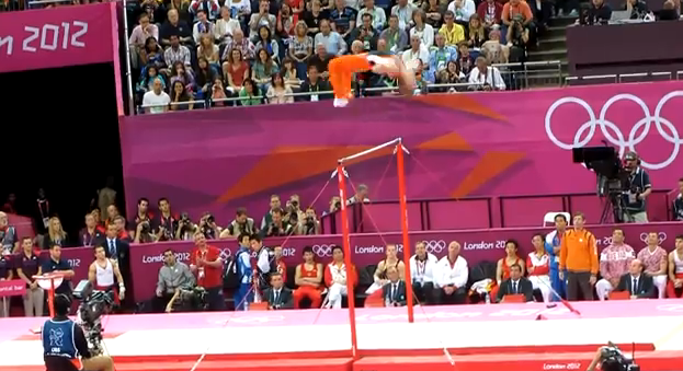 Impresionante actuación de Epke Zonderland en barra fija desafiando a la gravedad