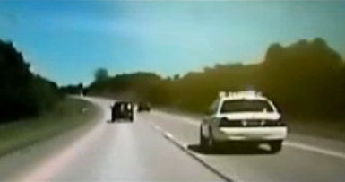 La policía escolta a una mujer con el acelerador del coche atascado a 177 km/h
