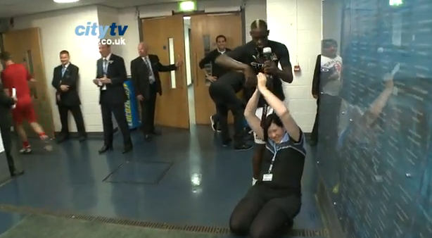 Mario Balotelli roba parte del objetivo de la cámara a una fotógrafa del Manchester City