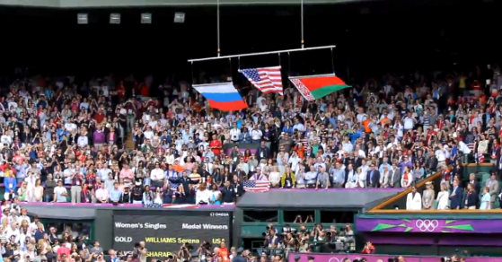 La bandera americana se cae durante la entrega de medallas a Serena Williams