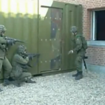 Batallón de Infantería Mecanizada Lituana abriendo una puerta
