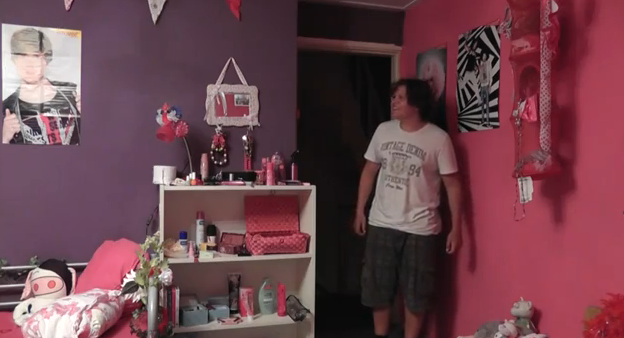 Se venga de su hermano transformándole la habitación en la de una niña de 15 años