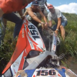 Después de grabar las caídas de sus rivales, este corredor de Motocross graba la suya