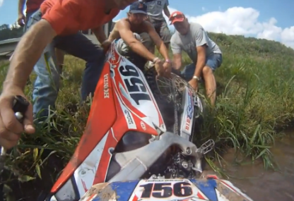 Después de grabar las caídas de sus rivales, este corredor de Motocross graba la suya