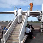 De esta forma se rellana el depósito de combustible de un avión en el Congo...