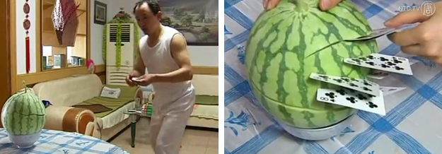 Un hombre chino corta frutas y vegetales lanzando cartas de la baraja