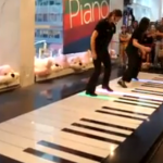 Dos chicas y un piano