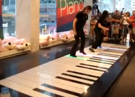 Dos chicas y un piano