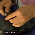 Cargar el teléfono móvil con la energía generada en un zapato